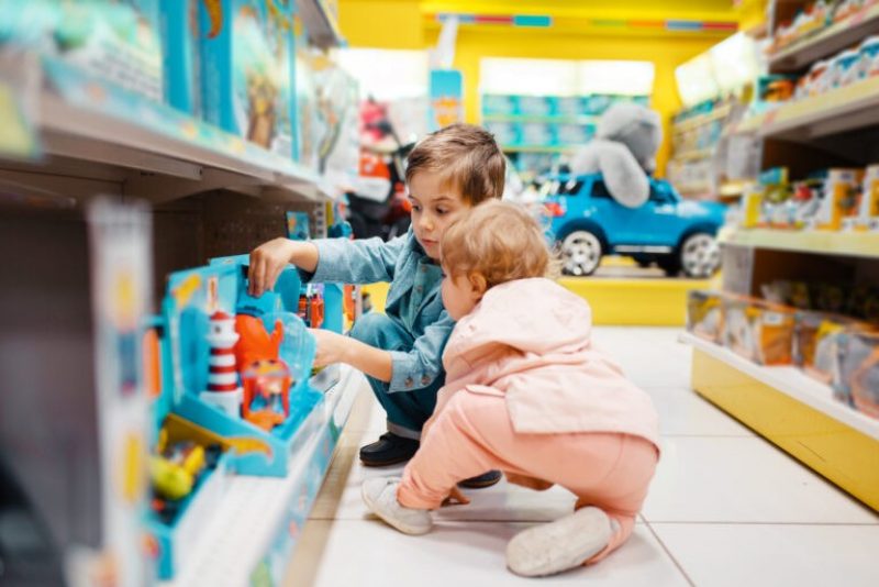 Little,Boy,And,Girl,At,The,Shelf,In,Kids,Store